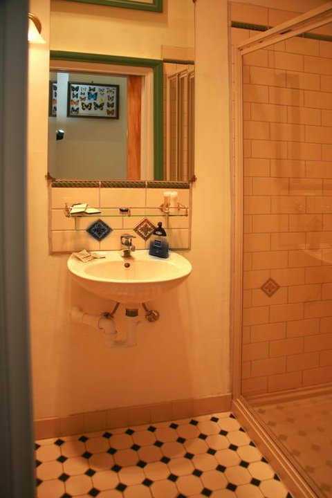 Annesley House - Accommodation VIC 3