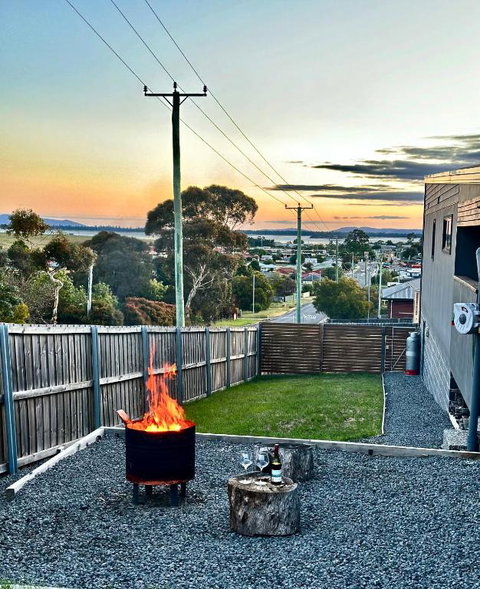 Luxurious Hobart Holiday Home With Stunning Bay Views - Affordable, Family-Friendly, And Stylish - Accommodation VIC 2