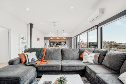 Luxurious Hobart Holiday Home With Stunning Bay Views - Affordable, Family-Friendly, And Stylish - Accommodation VIC 0
