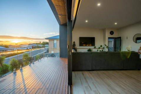 Luxurious Hobart Holiday Home With Stunning Bay Views - Affordable, Family-Friendly, And Stylish - Accommodation VIC 3