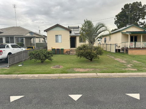 Massive 3 Bedroom Home With Backyard - Accommodation VIC 3