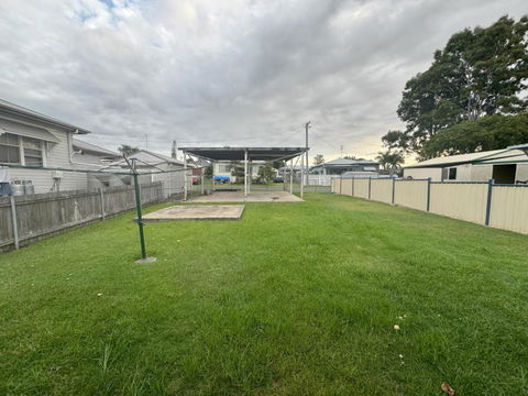 Massive 3 Bedroom Home With Backyard - Accommodation VIC 2