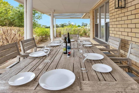Mid Century 4 Bedroom Getaway In Barossa Vineyard - Accommodation VIC 3