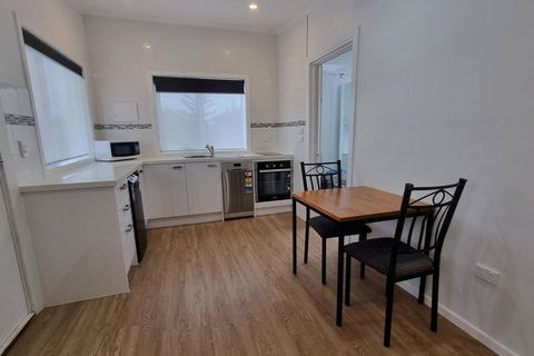 Modern 1 Bedroom Studio Free Parking Close To CBD - Accommodation VIC 0