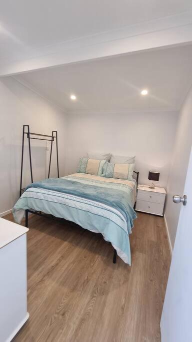 Modern 1 Bedroom Studio Free Parking Close To CBD - Accommodation VIC 2
