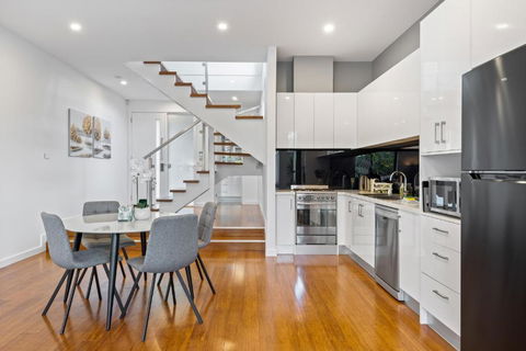 Modern 2-Bed Home In Brunswick With Courtyard - Accommodation VIC 3