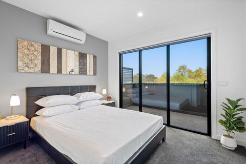 Modern 2-Bed Home In Brunswick With Courtyard - Accommodation VIC 1