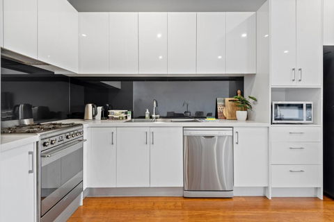 Modern 2-Bed Home In Brunswick With Courtyard - Accommodation VIC 2