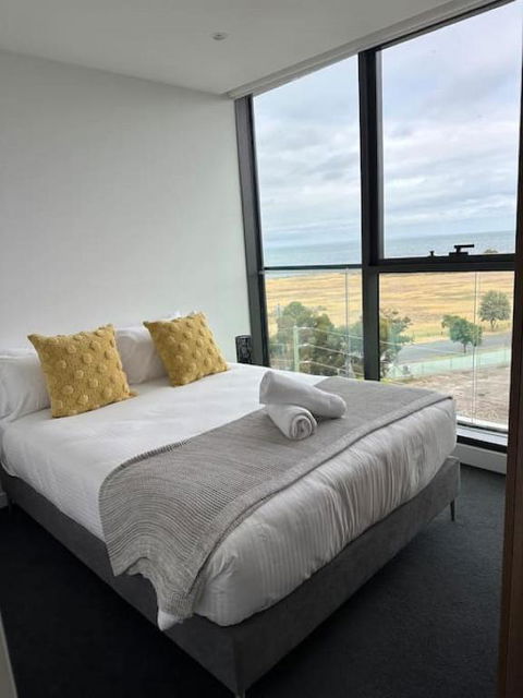 Modern 2 BRM Apt In Williamstown - Accommodation VIC 3