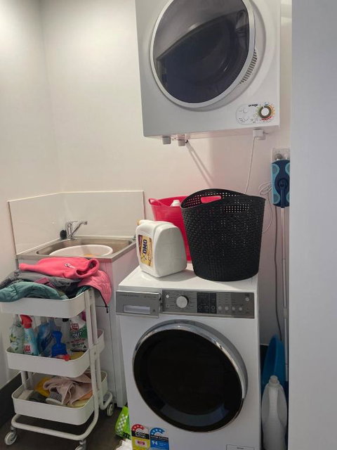 Modern Apartment Near Airport - Accommodation VIC 2
