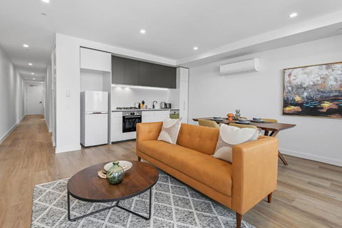 Modern Apartment On Burgundy Precinct & Parklands - Accommodation VIC 2