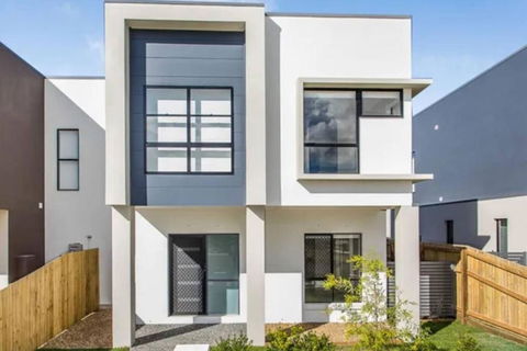 Modern Elegance Near Lakes Train Parks And Beaches - Accommodation VIC 0