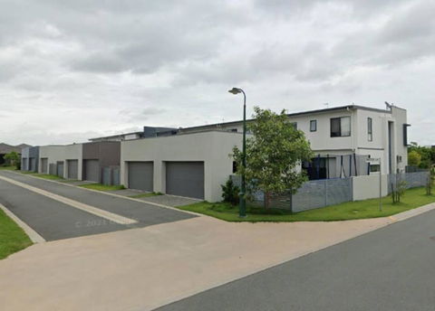 Modern Elegance Near Lakes Train Parks And Beaches - Accommodation VIC 1