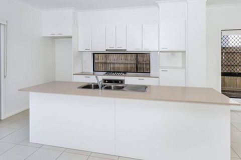 Modern Elegance Near Lakes Train Parks And Beaches - Accommodation VIC 2