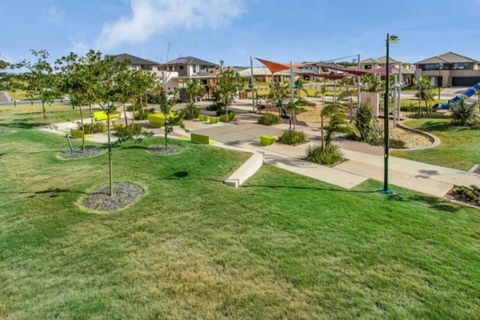 Modern Elegance Near Lakes Train Parks And Beaches - Accommodation VIC 3