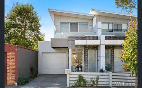 Room In Newport Modern Townhouse - Walk To Stunning Ocean View - Accommodation VIC 1