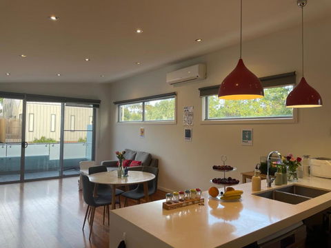 Room In Newport Modern Townhouse - Walk To Stunning Ocean View - Accommodation VIC 3