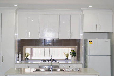 Modern Style Unit 2 Deer Park - Accommodation VIC 2