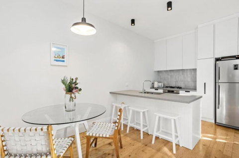 NEWLY RENOVATED LARGE 3.5 BDRM HOUSE! BEST OF MELB - Accommodation VIC 2