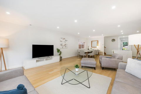 Newsom House - Stylish & Elegant Home With 4 King Beds - Accommodation VIC 2
