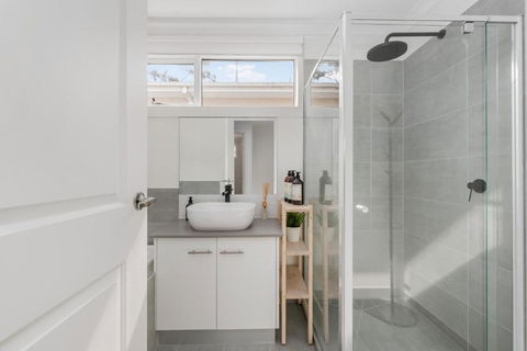 Newsom House - Stylish & Elegant Home With 4 King Beds - Accommodation VIC 3