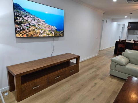 O Stylish 4 Room Oasis With 65 TV - Accommodation VIC 0