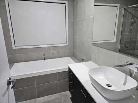 O Stylish 4 Room Oasis With 65 TV - Accommodation VIC 1