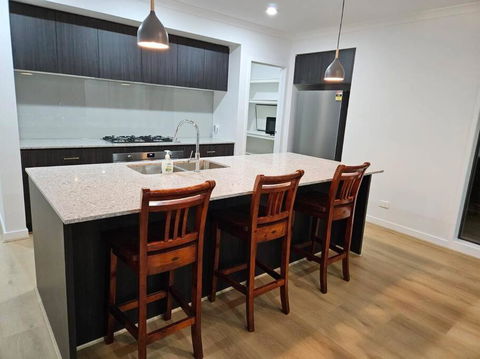 O Stylish 4 Room Oasis With 65 TV - Accommodation VIC 2