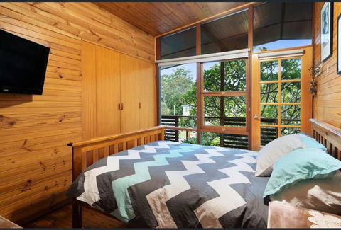 ONE OF A KIND Vacation Rental- Berkeley Vale - Accommodation VIC 3
