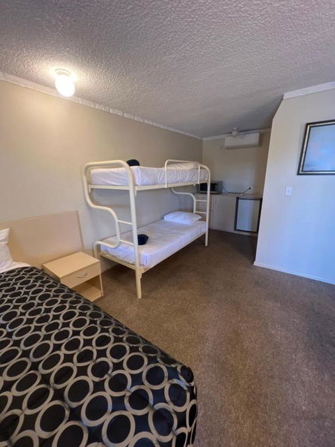OVERLANDER MOTOR LODGE - Accommodation VIC 3