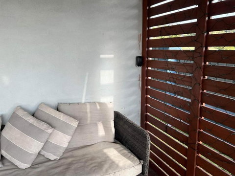 One Bedroom CBD Unit, Walk To Beaches & Cafes - Accommodation VIC 3