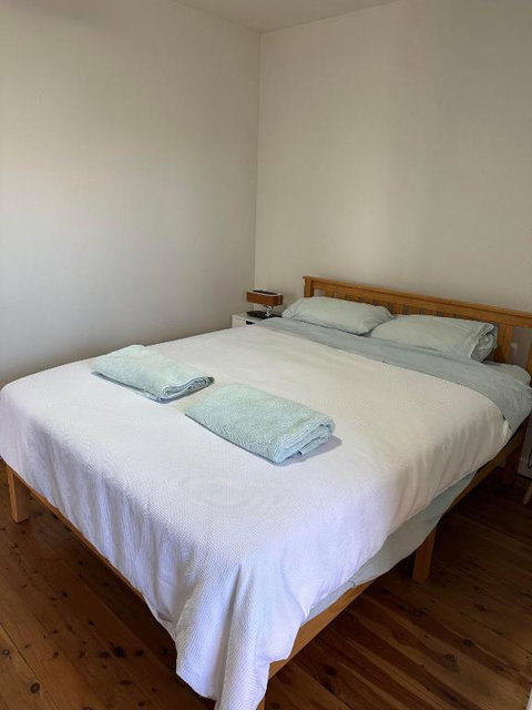 One Bedroom CBD Unit, Walk To Beaches & Cafes - Accommodation VIC 1