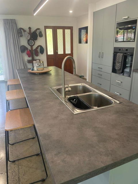 Pandanus Paradise. Newly Renovated 4 Bedroom Home - Accommodation VIC 3