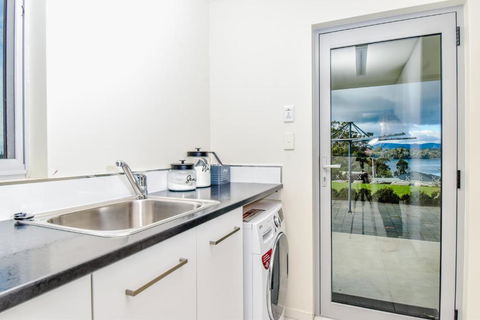 Paradise Point - Entire Home In Clarence Point, Tasmania Australia, 10 Guests 7 Bedrooms 7 Beds 3 Baths - Accommodation VIC 3