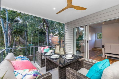 Park Avenue Townhouse Retreat Brisbane Sleeps 10 - Accommodation VIC 2