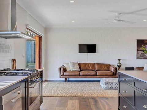 Pauls Farmhouse - Accommodation VIC 2