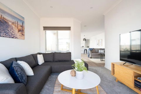 PIPER Modern Home Walk To Beach Shops Parks - Accommodation VIC 2