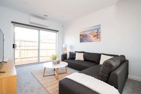 PIPER Modern Home Walk To Beach Shops Parks - Accommodation VIC 3