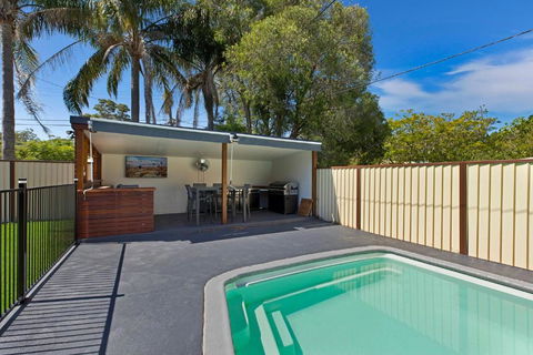 Poolside At Costa - Accommodation VIC 1