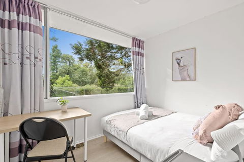 Quaint Queen Room - Central Location At Pymble - Shared Bathroom - Accommodation VIC 0