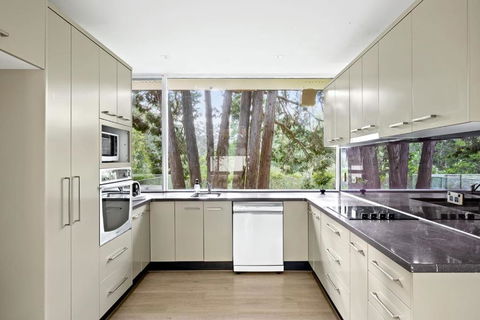 Quaint Queen Room - Central Location At Pymble - Shared Bathroom - Accommodation VIC 2