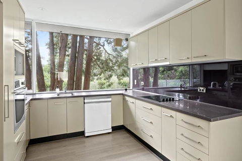 Quaint Queen Room - Central Location At Pymble - Shared Bathroom - Accommodation VIC 3