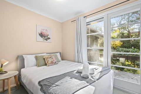 Quaint Queen Room In Pymble - Private Spot - Shared Bathroom - Accommodation VIC 1