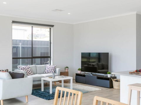 Putters Paradise 25-30 Troon Drive - Accommodation VIC 1