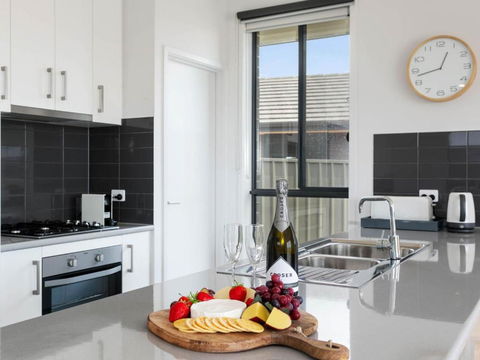 Putters Paradise 25-30 Troon Drive - Accommodation VIC 3