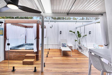 Private Outdoor Spa, Fire Pit - THE RETREAT COOLUM BEACH - Accommodation VIC 1