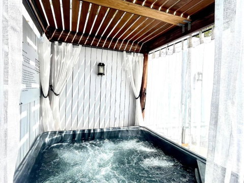 Private Outdoor Spa, Fire Pit - THE RETREAT COOLUM BEACH - Accommodation VIC 3