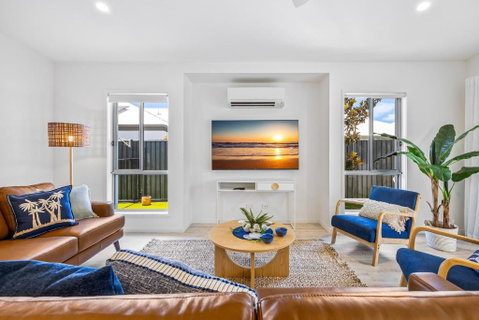 Premium 4-Bed Coastal Escape With BBQ And Pool - Accommodation VIC 2