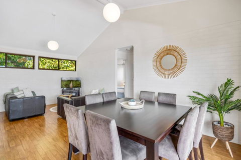 Quaint 2-Bed Beach Abode With Ocean Views - Accommodation VIC 1