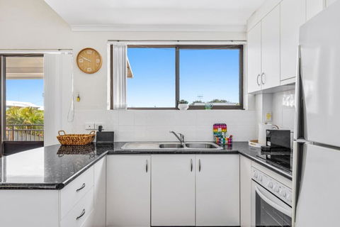 Quaint 2-Bed Beach Abode With Ocean Views - Accommodation VIC 2